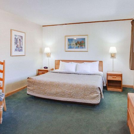 Super 8 Beachfront By Wyndham Mackinaw City, Mi Buitenkant foto