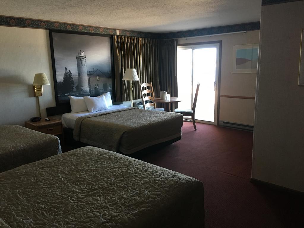 Super 8 Beachfront By Wyndham Mackinaw City, Mi Buitenkant foto