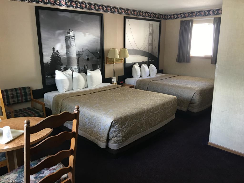 Super 8 Beachfront By Wyndham Mackinaw City, Mi Buitenkant foto