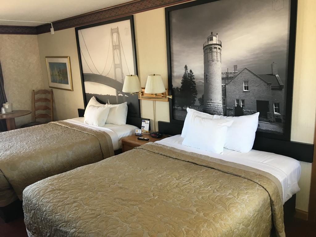 Super 8 Beachfront By Wyndham Mackinaw City, Mi Buitenkant foto
