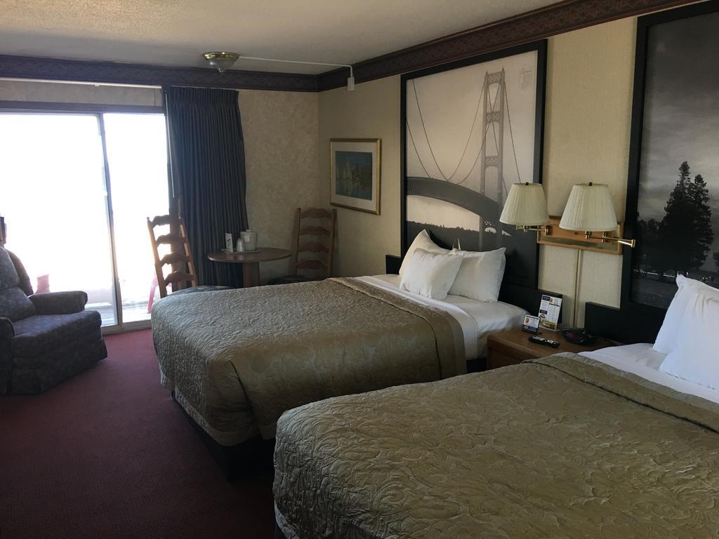 Super 8 Beachfront By Wyndham Mackinaw City, Mi Buitenkant foto