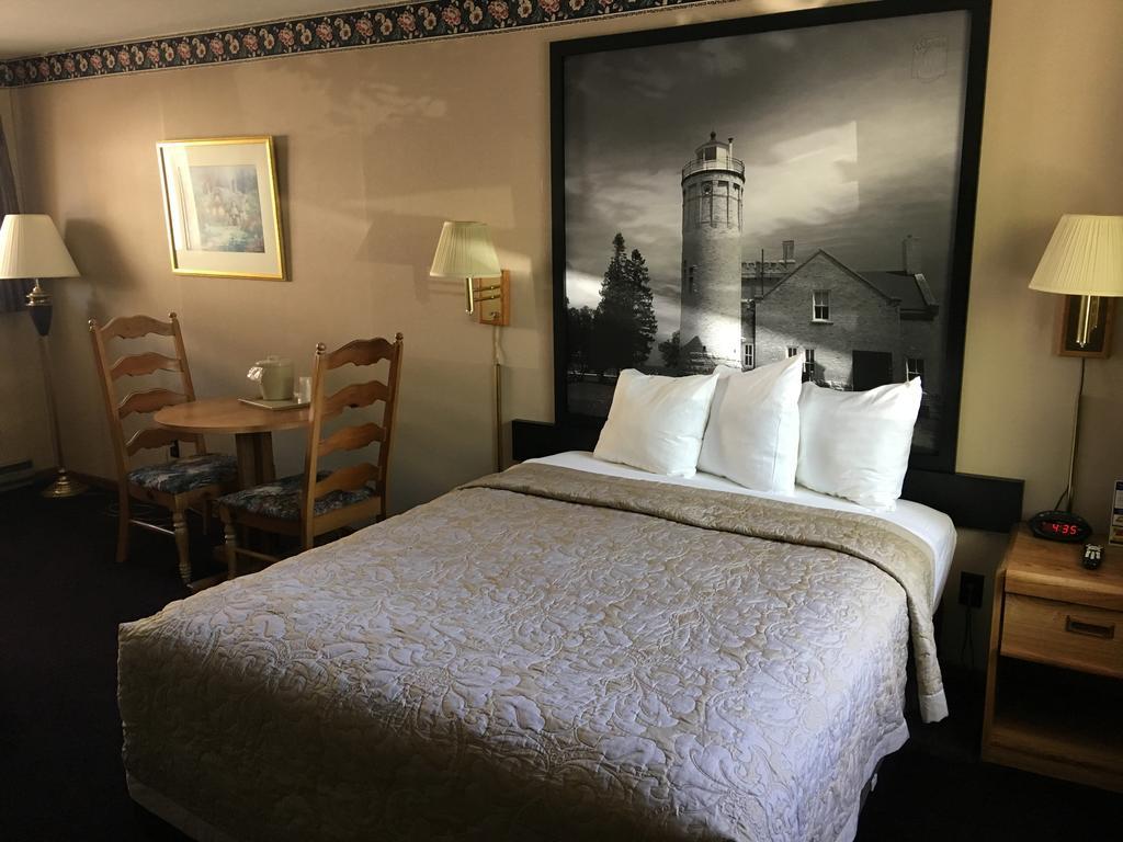 Super 8 Beachfront By Wyndham Mackinaw City, Mi Buitenkant foto