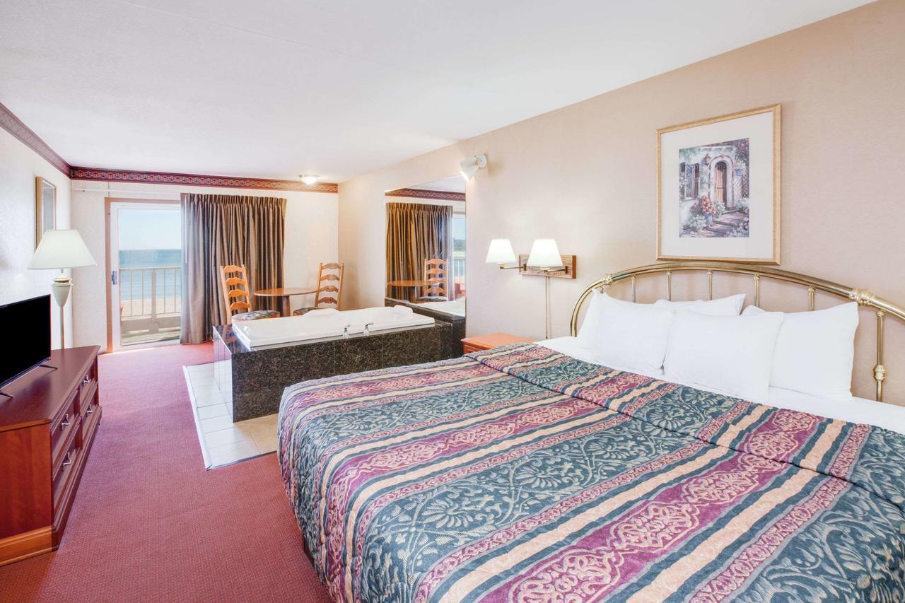 Super 8 Beachfront By Wyndham Mackinaw City, Mi Buitenkant foto