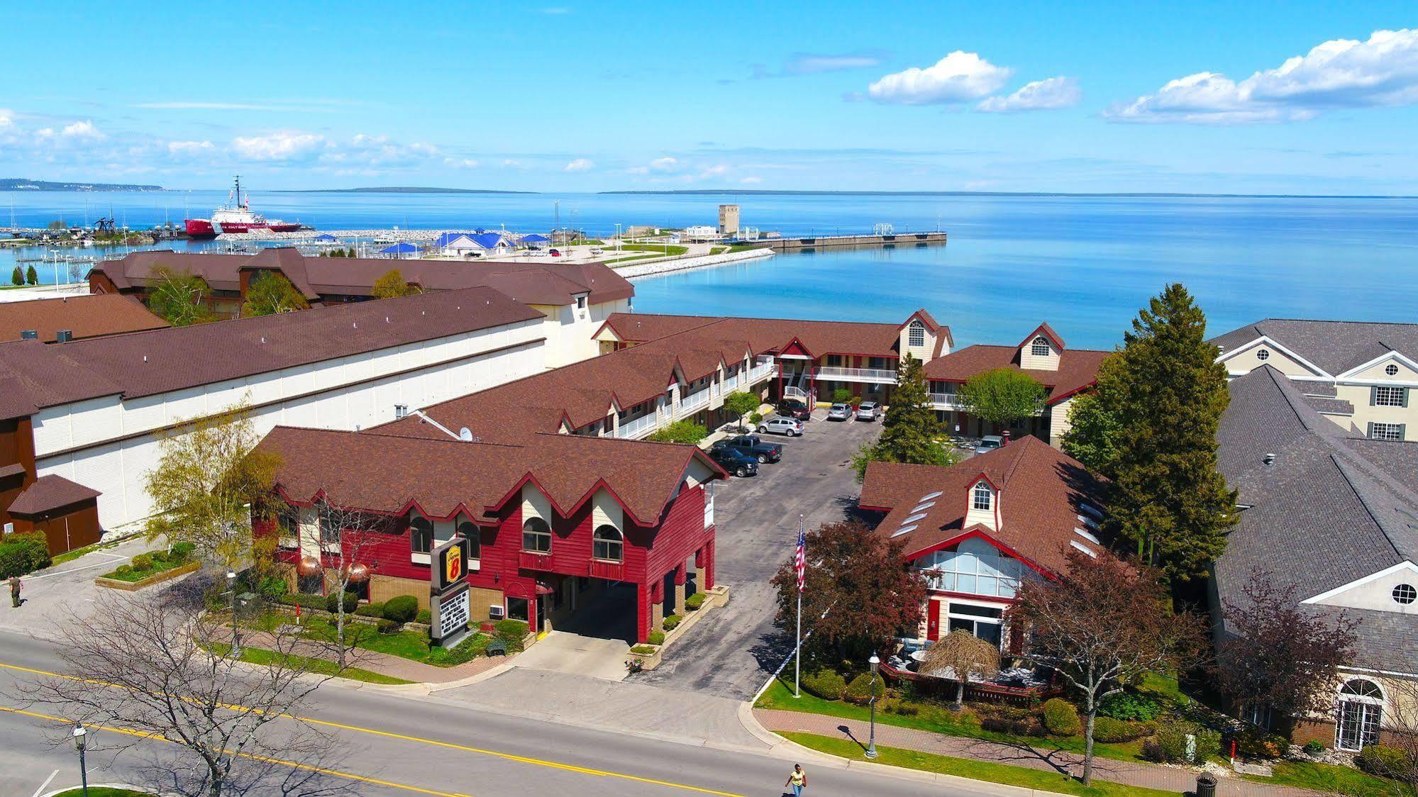 Super 8 Beachfront By Wyndham Mackinaw City, Mi Buitenkant foto