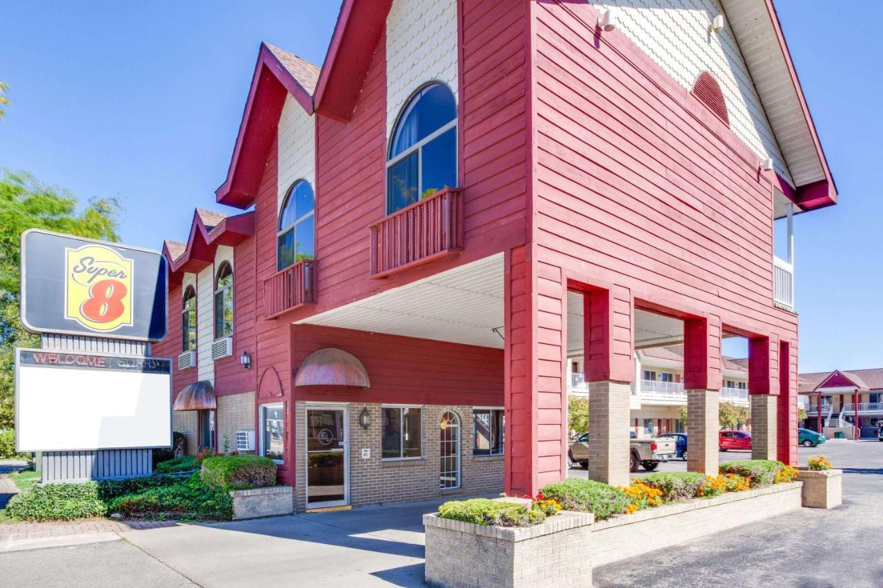 Super 8 Beachfront By Wyndham Mackinaw City, Mi Buitenkant foto
