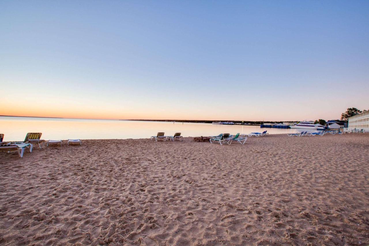 Super 8 Beachfront By Wyndham Mackinaw City, Mi Buitenkant foto