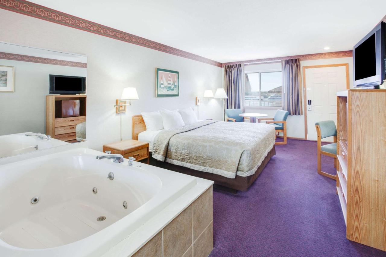 Super 8 Beachfront By Wyndham Mackinaw City, Mi Buitenkant foto