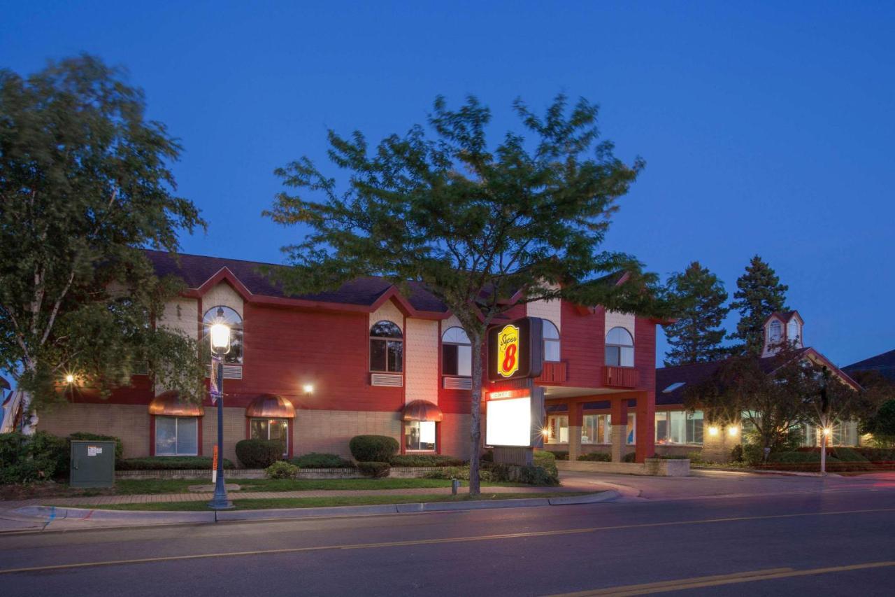 Super 8 Beachfront By Wyndham Mackinaw City, Mi Buitenkant foto
