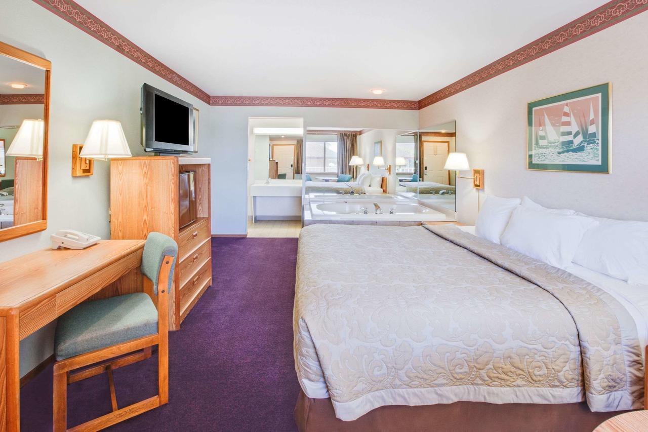 Super 8 Beachfront By Wyndham Mackinaw City, Mi Buitenkant foto