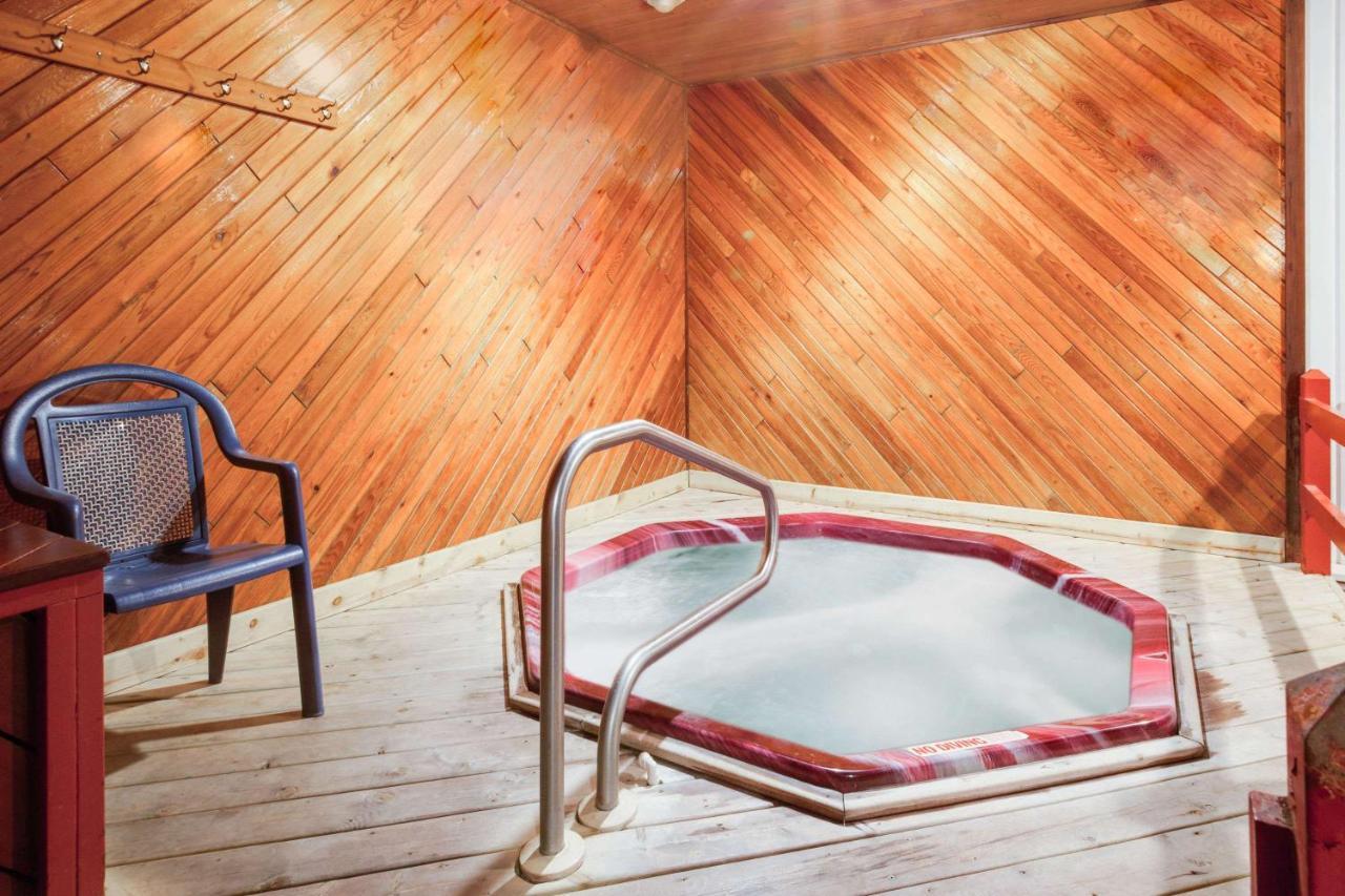 Super 8 Beachfront By Wyndham Mackinaw City, Mi Buitenkant foto
