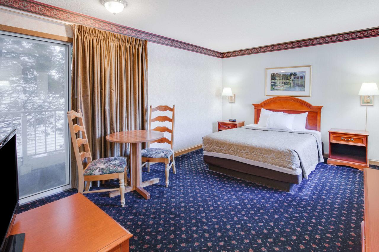 Super 8 Beachfront By Wyndham Mackinaw City, Mi Buitenkant foto
