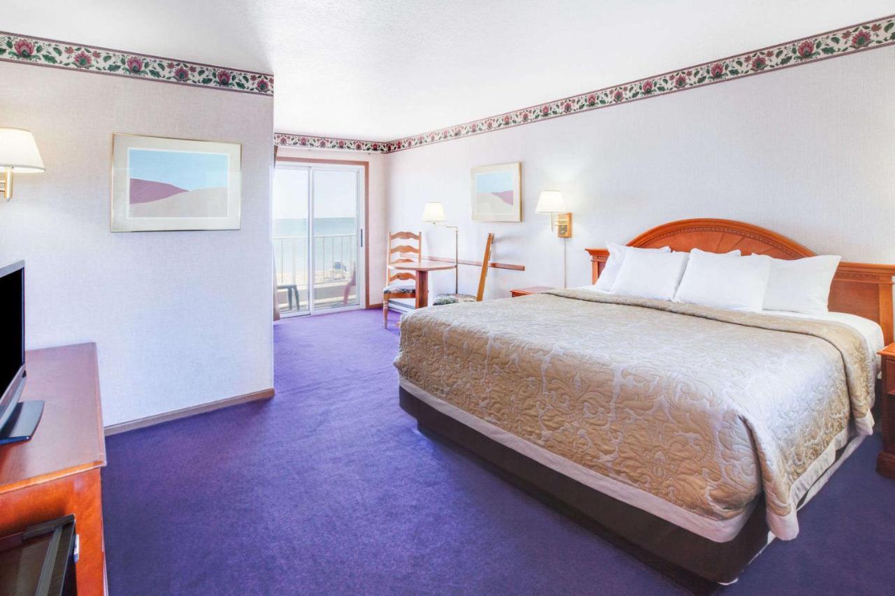 Super 8 Beachfront By Wyndham Mackinaw City, Mi Buitenkant foto